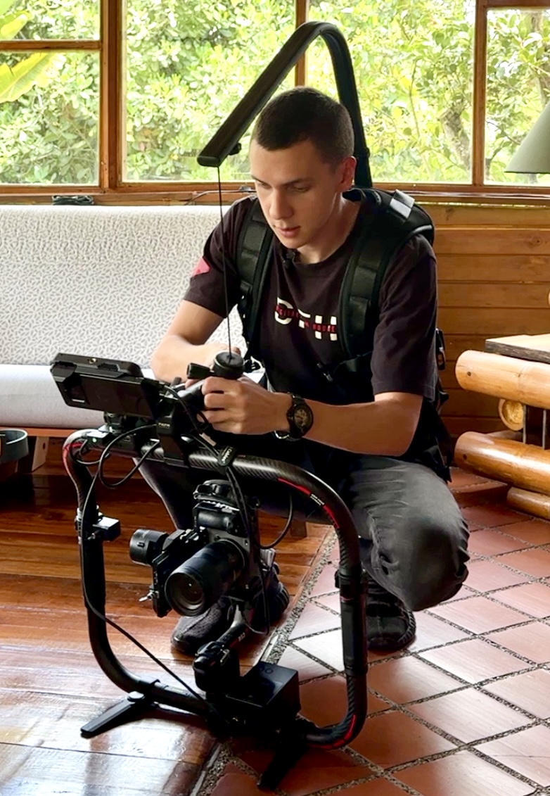 Camarógrafo de Digital Film House con Easyrig en rodaje