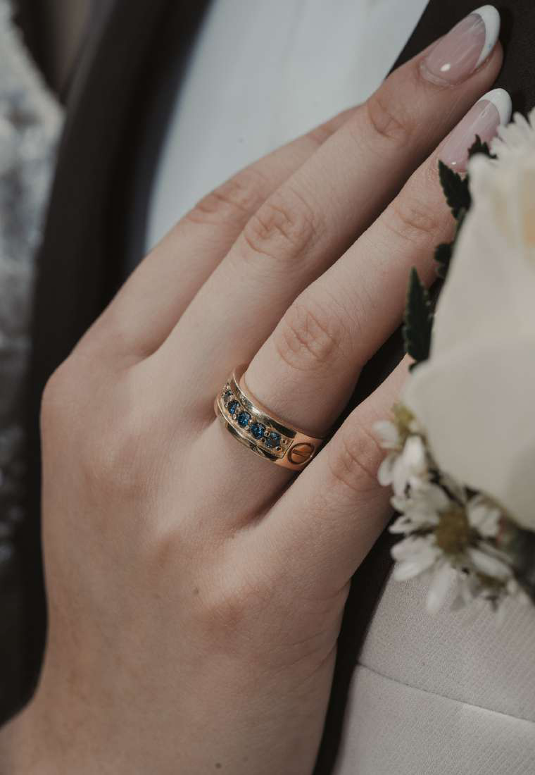 Detalle del anillo de bodas